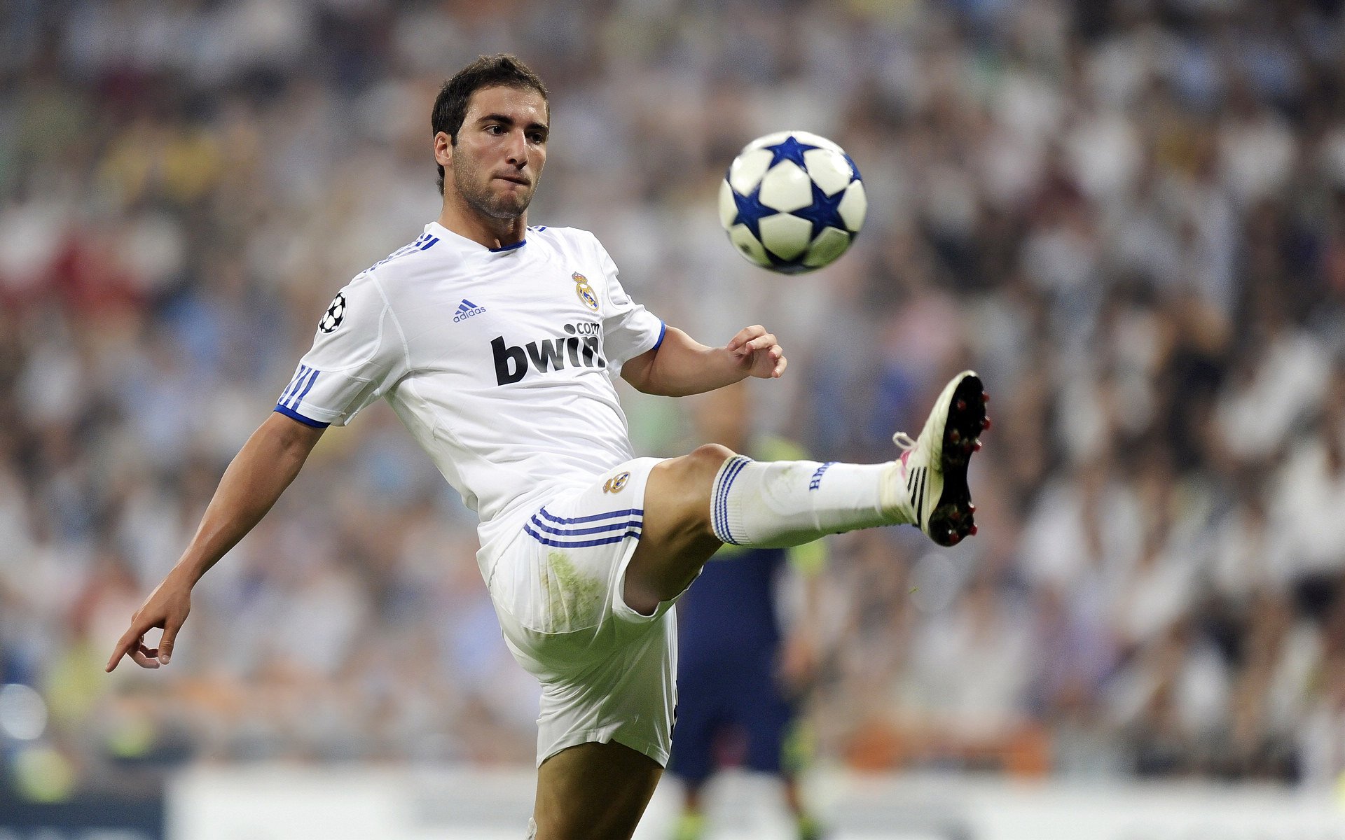 爱游戏app-赛尔·阿尔斯塔：每次抢断都能改变比赛局势，南非防线无懈可击